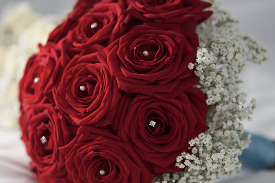 Customizing High-End Red Rose Bouquets for VIP Clients